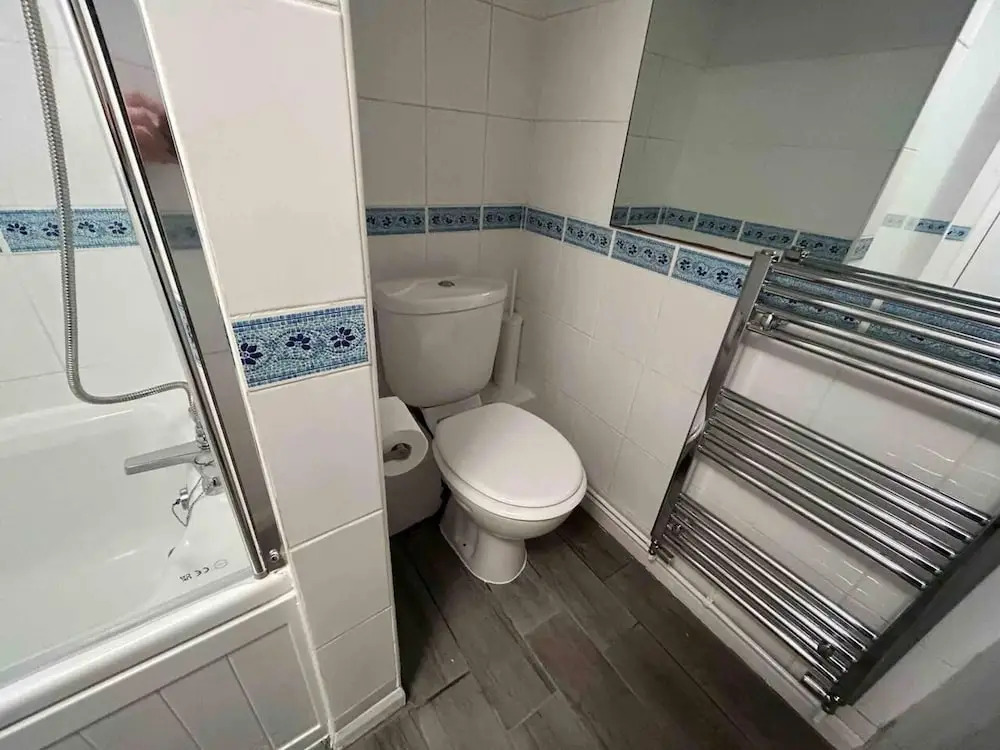 Essex 2-bed House nr Stanstead With Arcade Machine