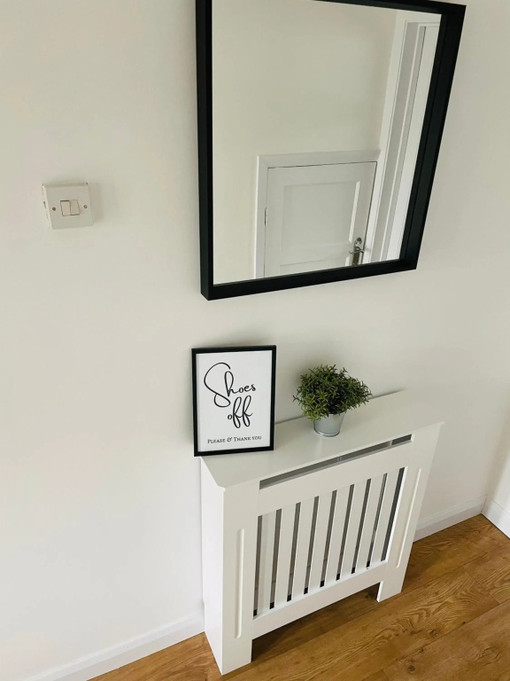 Lovely Modern 3 Bedroom Home with Private Garden & Large Driveway Fits 2 Vans Ideal for Contractors NHS & Long Term Stays Easy Access to M6, Walsall & City Centre