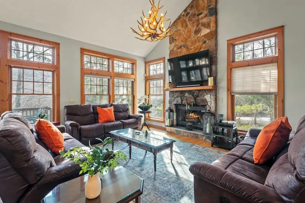 Mountain Escape With Game Room, Balcony & Stunning Views in the Poconos Christina