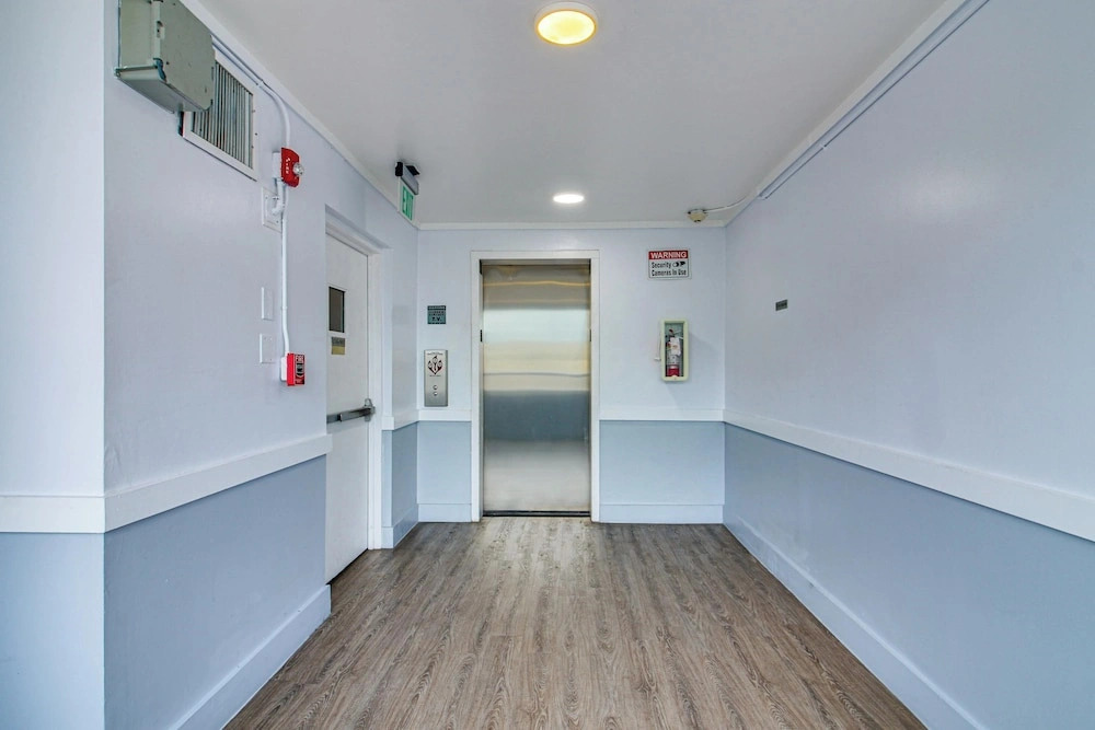 2 Blocks to Shore! Chic South Beach Studio