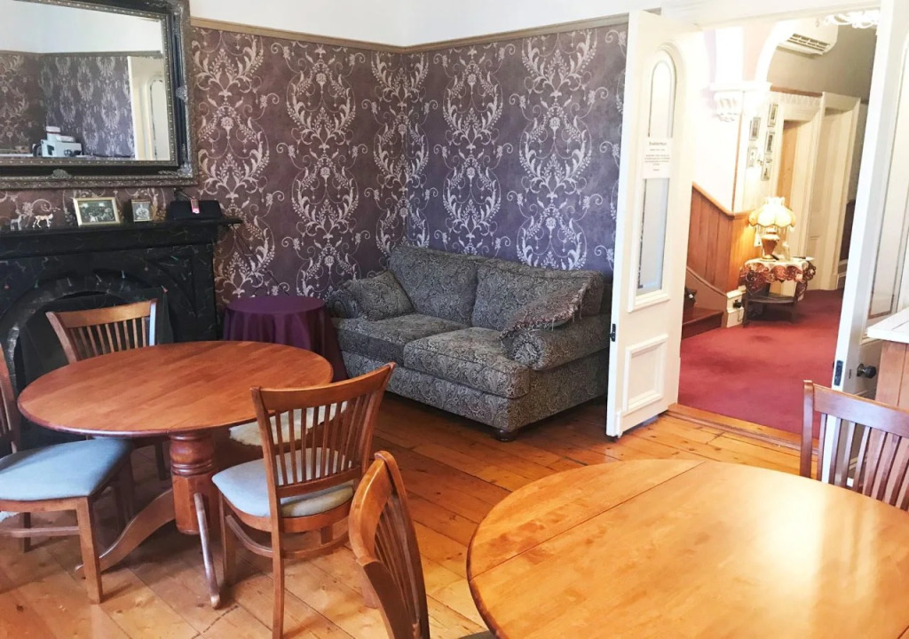 Hulmes Court Bed And Breakfast
