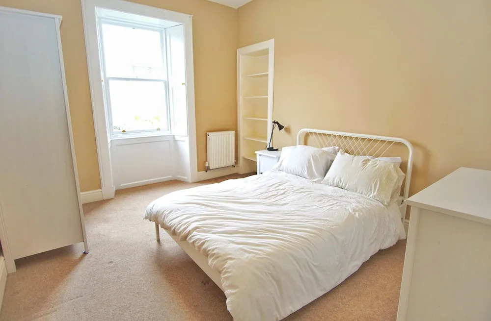 Spacious, Bright, Festival Flat for 6 at Meadows