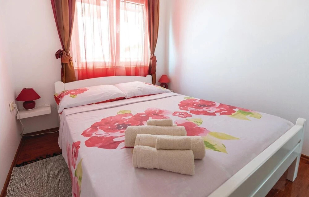 Beautiful Home in Komarna With Wifi and 3 Bedrooms