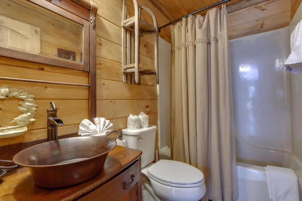 Swiss Bear Haus, 4 Bedrooms, Hot Tub, Pool Access, Sleeps 12