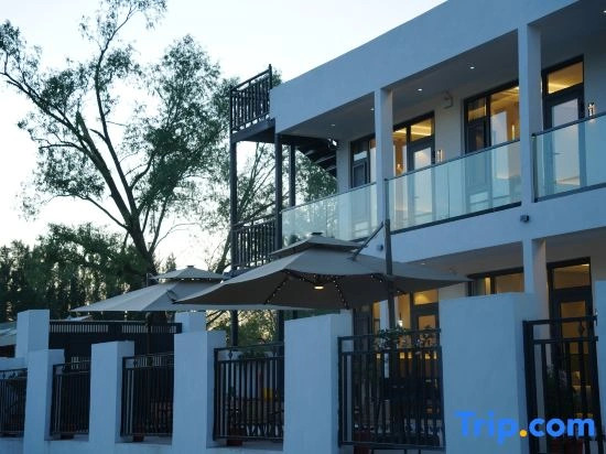 Shuiyue Homestay (Nalati Scenic Area Branch)