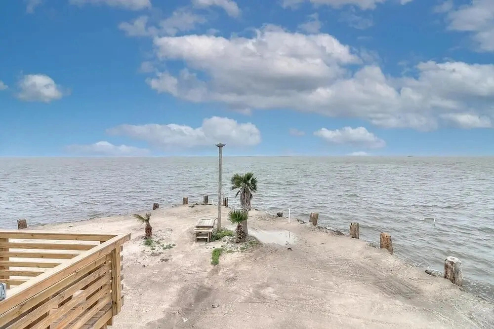 Laguna Shores 4 Bedroom Home by Redawning