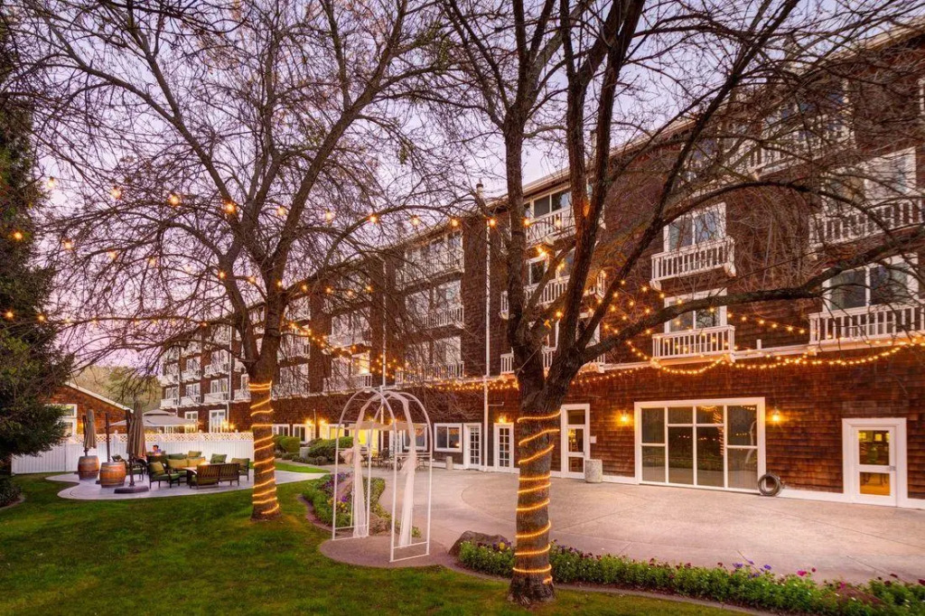 Lake Natoma Inn