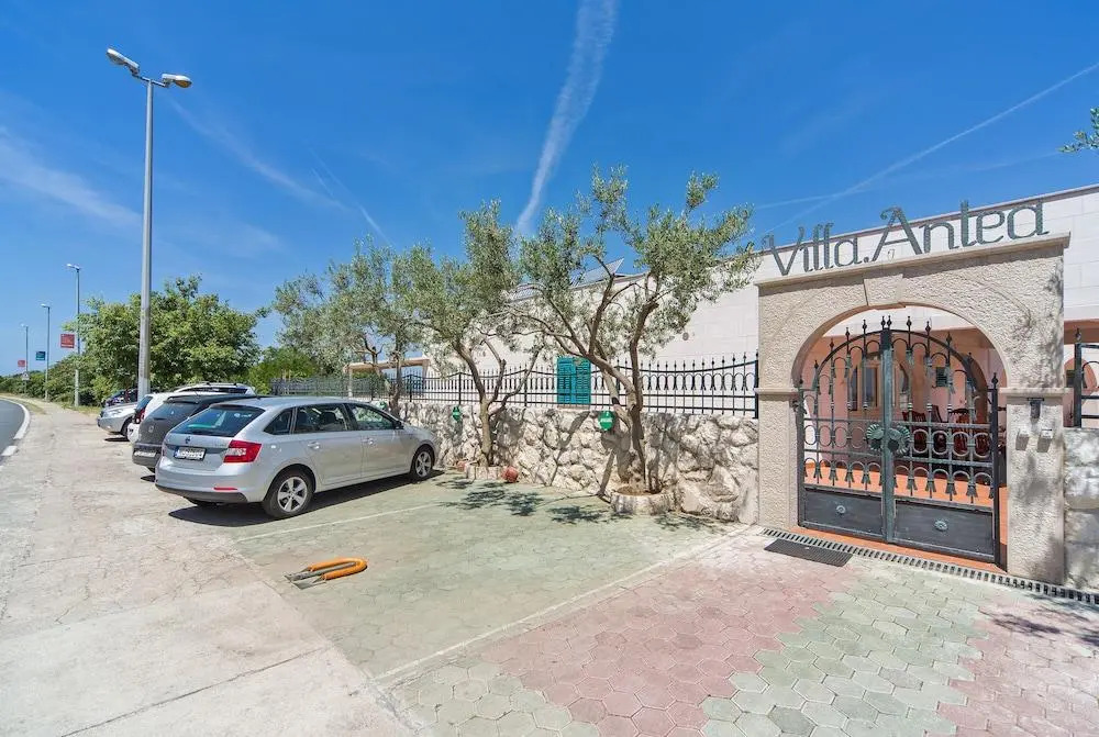 Villa Antea Apartments with Free Parking