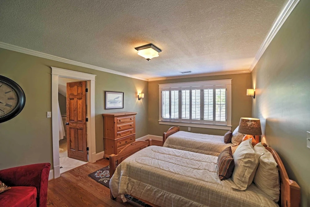 Spacious & Stunning Cleveland Getaway on 1 Acre