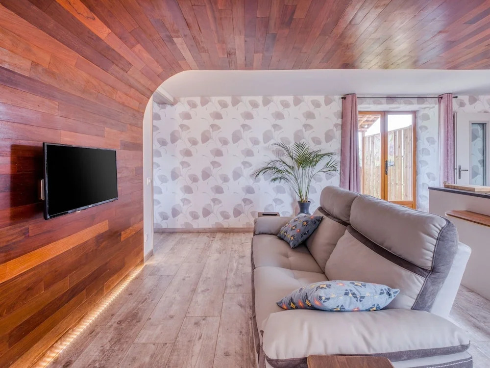 Fantastic Apartment With Whirlpool, Balcony, Deck-chairs
