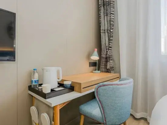 Home Inn (Shanghai Tangzhen Middle Chuangxin Road Metro Station)