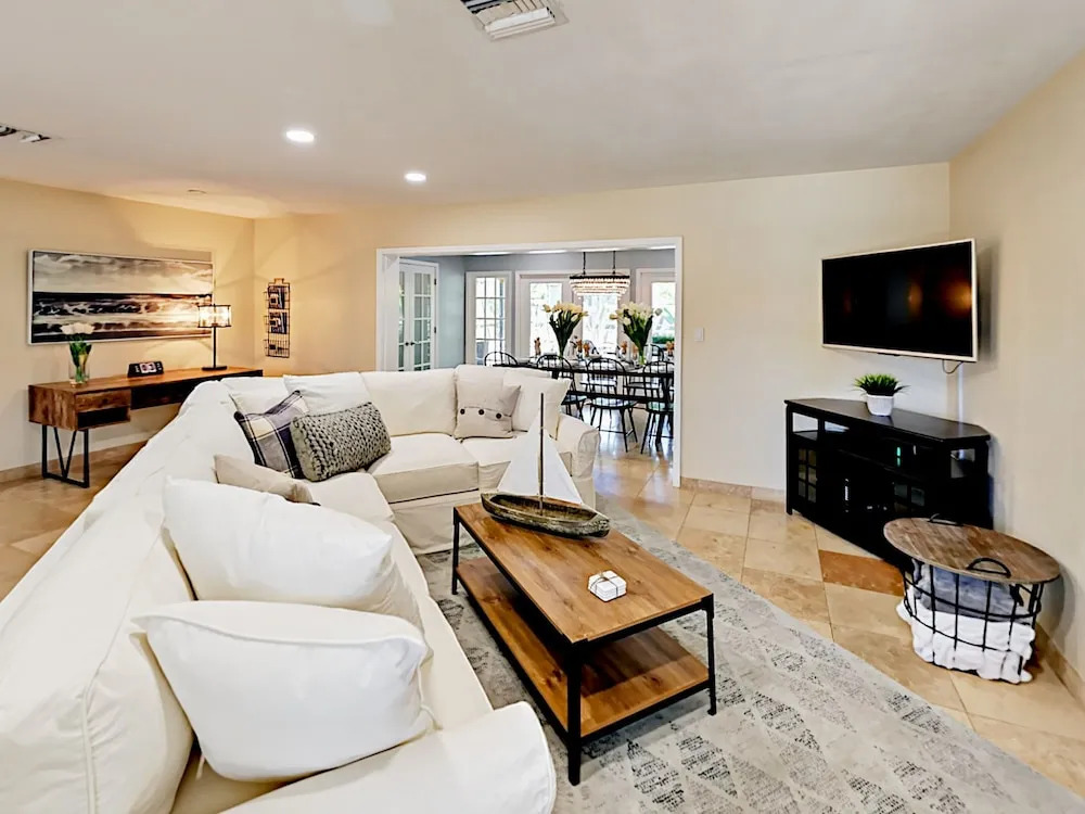 1919 Siesta Drive Home 4 Bedrooms 2 Bathrooms Home