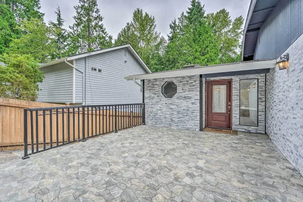 Shoreline Home w/ Deck ~ 14 Mi to Downtown Seattle