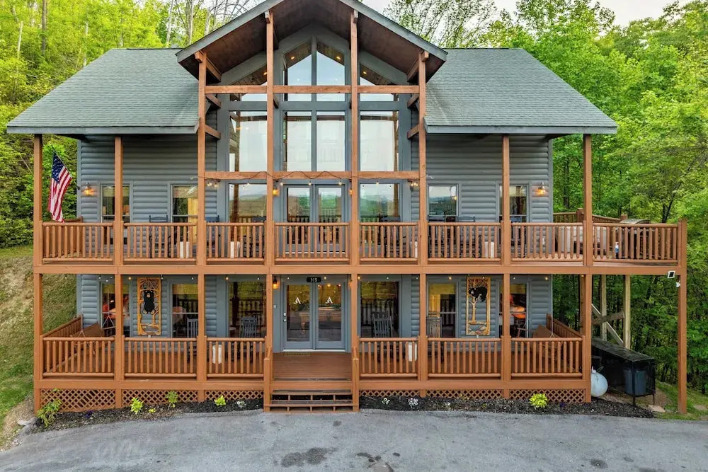 Hottub, Sauna, Pool Table, Views Mins to Downtown Gatlingburg Hollow's Haven