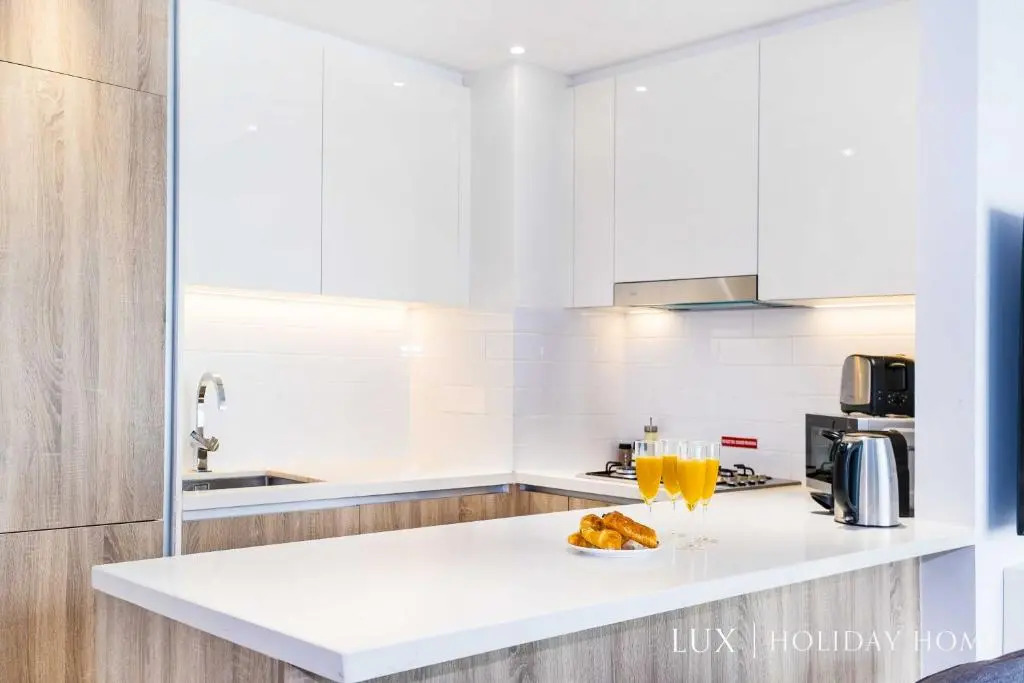 LUX Contemporary Suite with Full Marina View 6