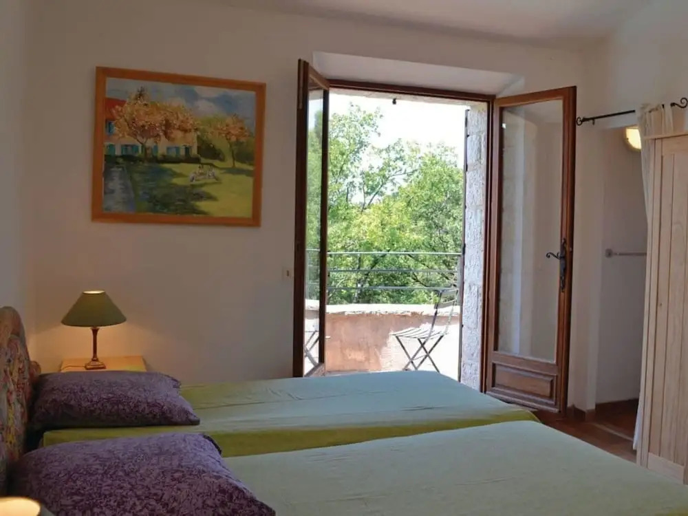 Spacious Villa for 6 - amazing pool and views