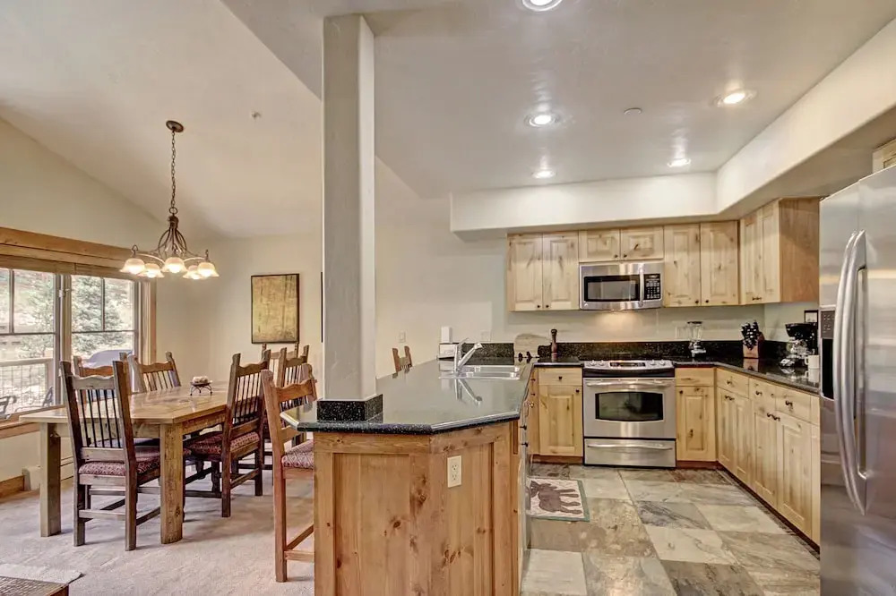Soaring Ceilings + Mins To Gondola/apres-ski - 2br Sleeps 6 2 Bedroom Townhouse by RedAwning