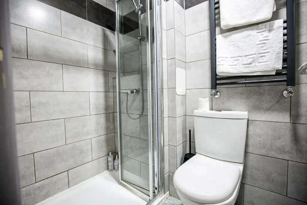 6 Bedroom House - Central MK - Free Parking, Smart TV, Fast Wifi and Garden - Perfect for Contractors and Large Groups by Yoko Property