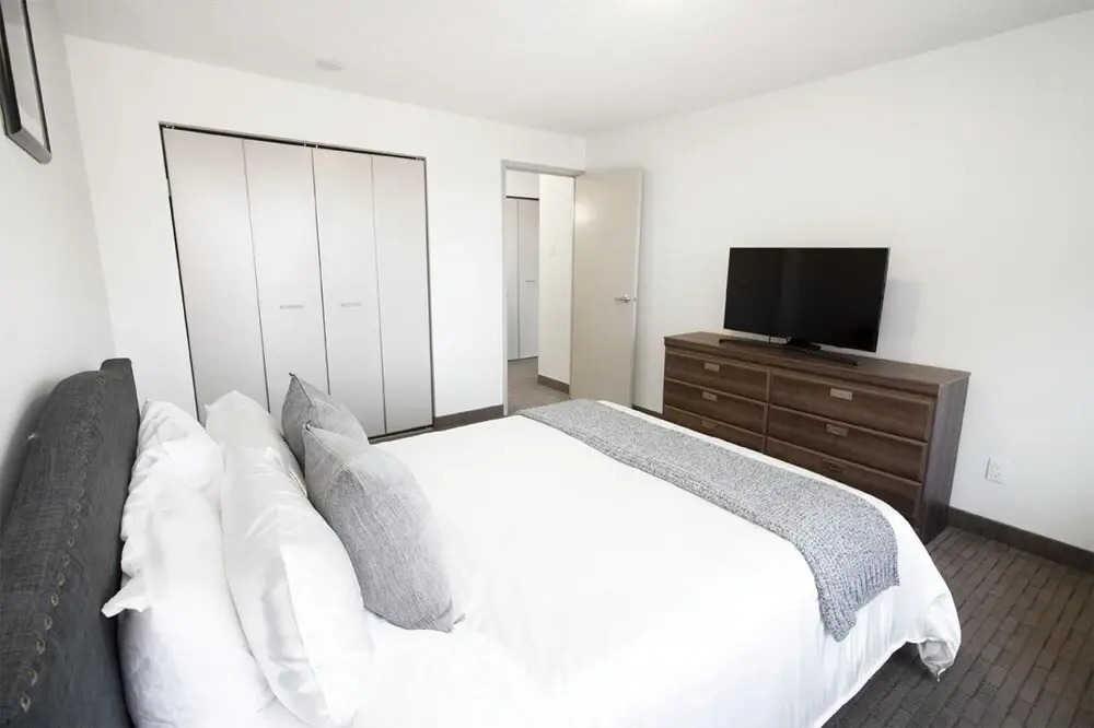 Modern Downtown One-bedroom Suite With Parking