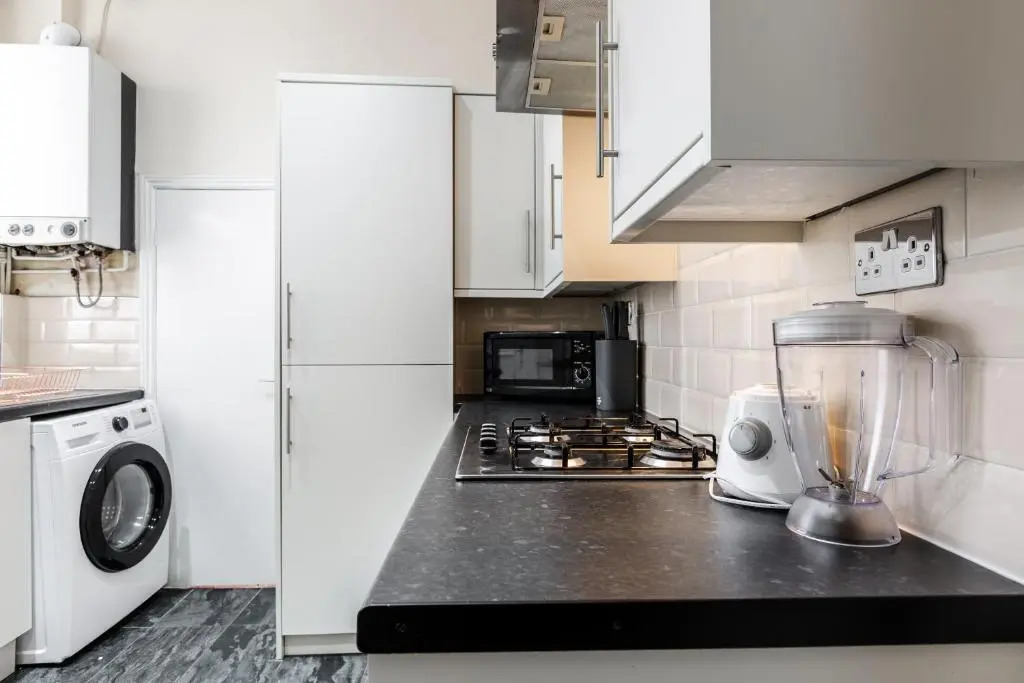 JETSON HOUSE - LUXURY 4-BED WITH KING SIZE BEDROOM Near Etihad