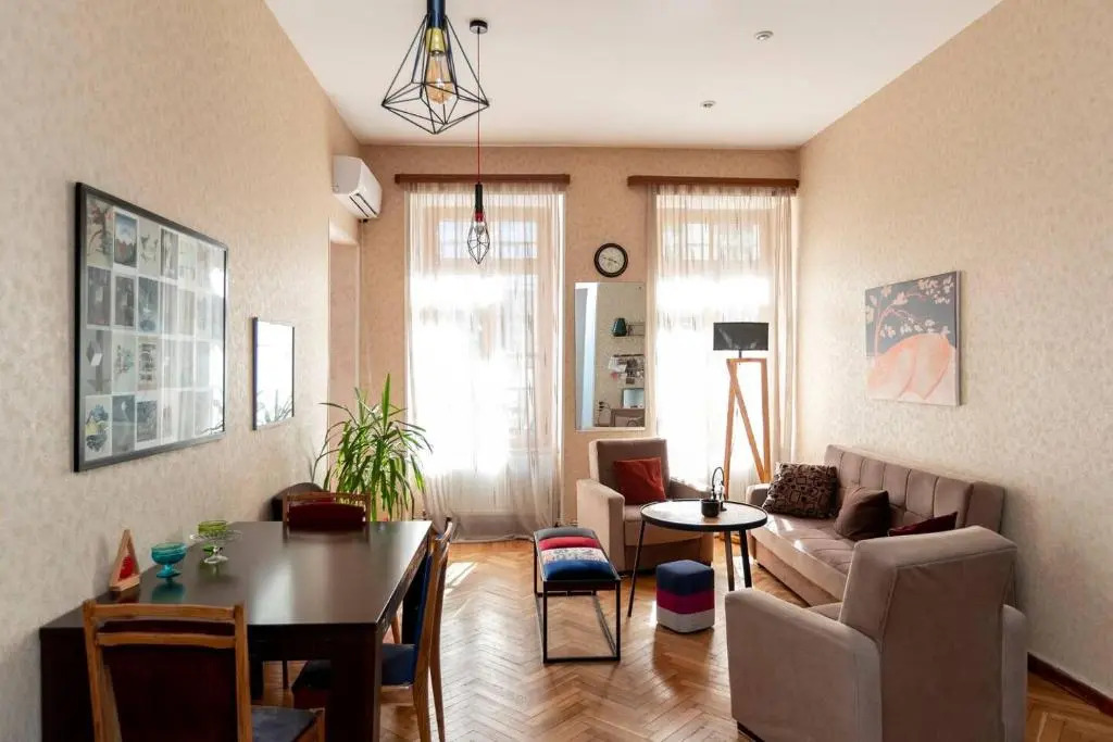 Wehost Cozy and colorful apartment with balcony