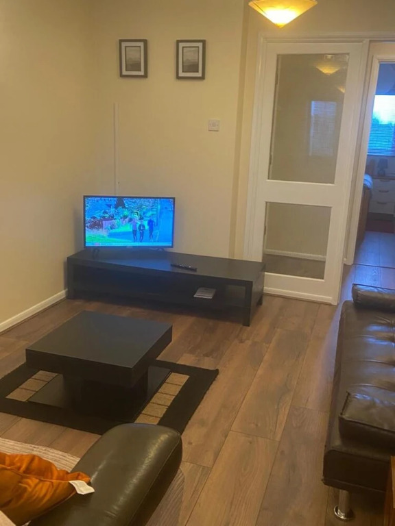 Cozy Two Bedroom Apartment Located in Gravesend
