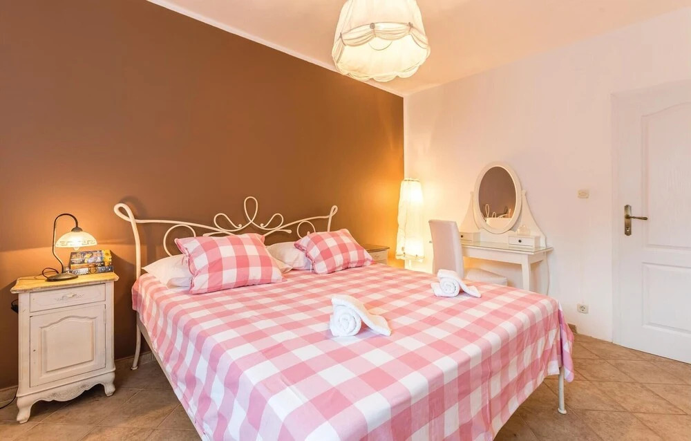 Four-Bedroom Holiday Home In Kastel Novi