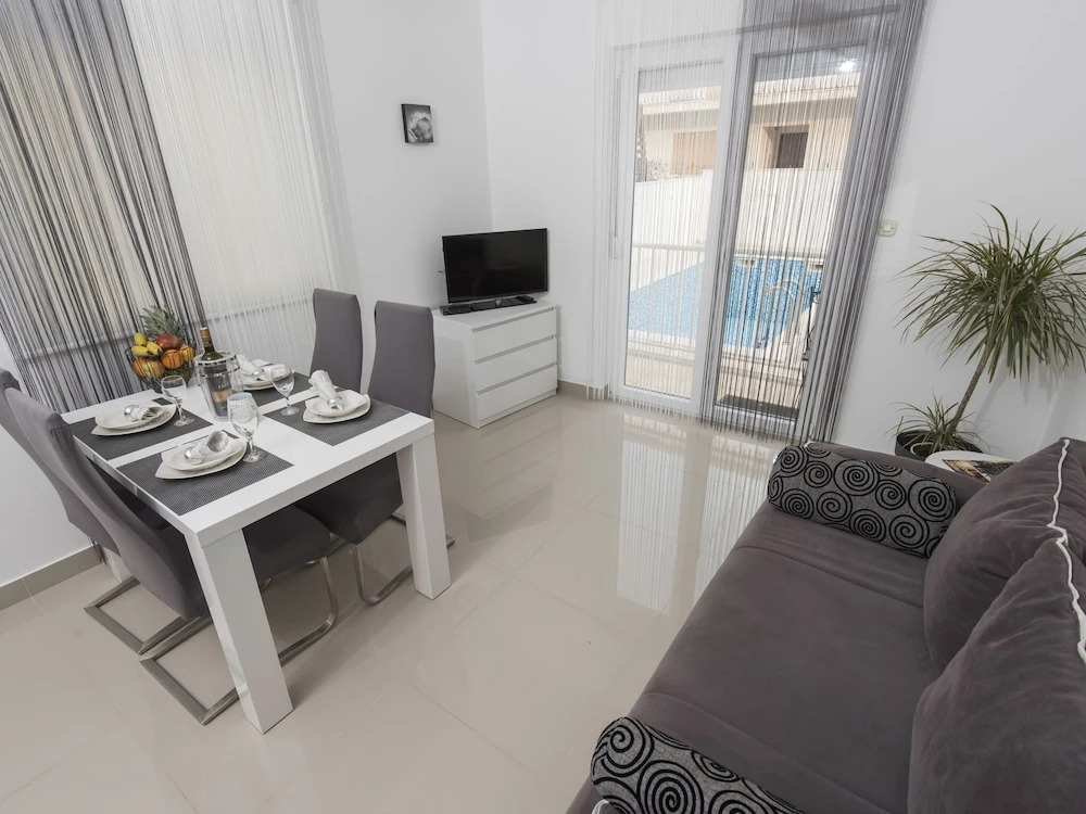 Comfortable apartment in a quiet area, private terrace, shared swimming pool