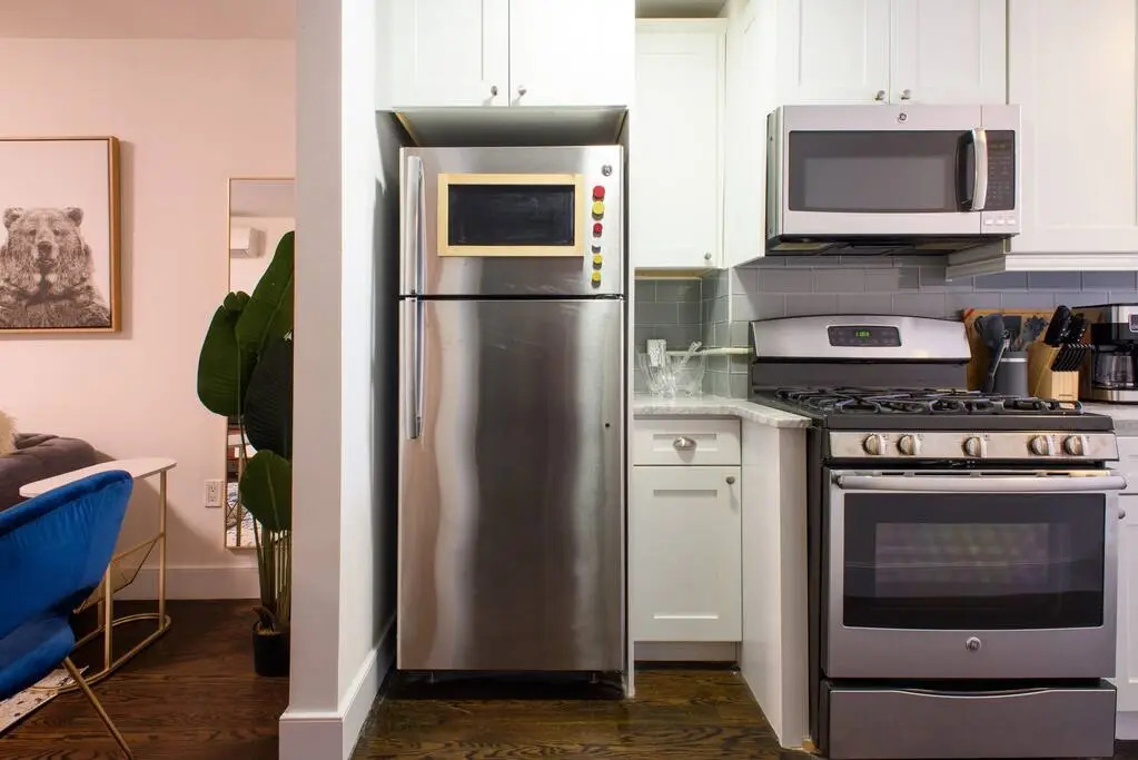 39-3 Newly Renovated 3 BR Prime Midtown Sleeps 6