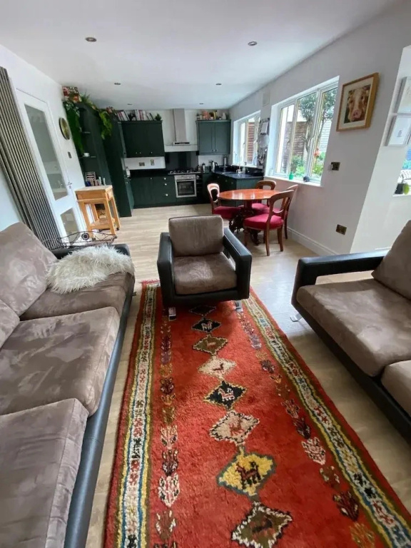 4 Bed House - Sleeps 8 - Pets - Parking - Wifi