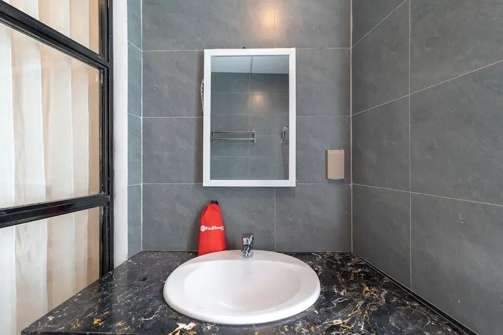 Reddoorz Plus Near Gia Dinh International Hospital 3