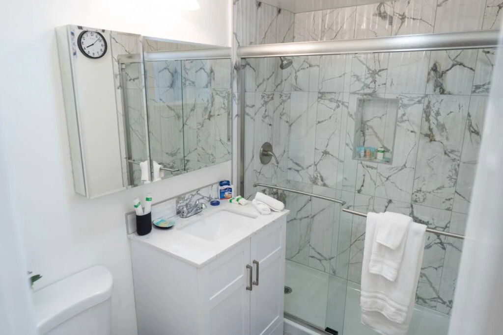 TASTEFUL SPACIOUS 3-BEDROOM HOME WITH HOT TUB ONLY MINUTES FROM DISNEYLAND  (p56)