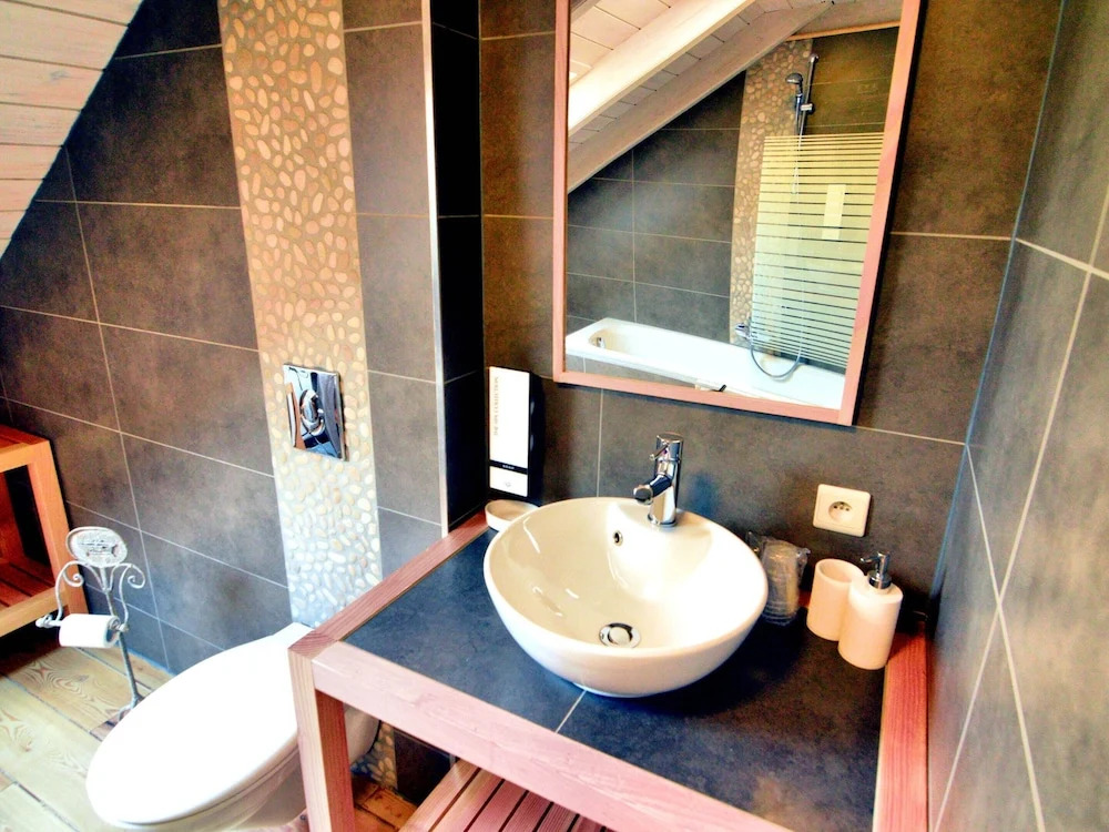 Luxurious Villa with Sauna, Hot Tub, Recreation Room, Large Enclosed Garden
