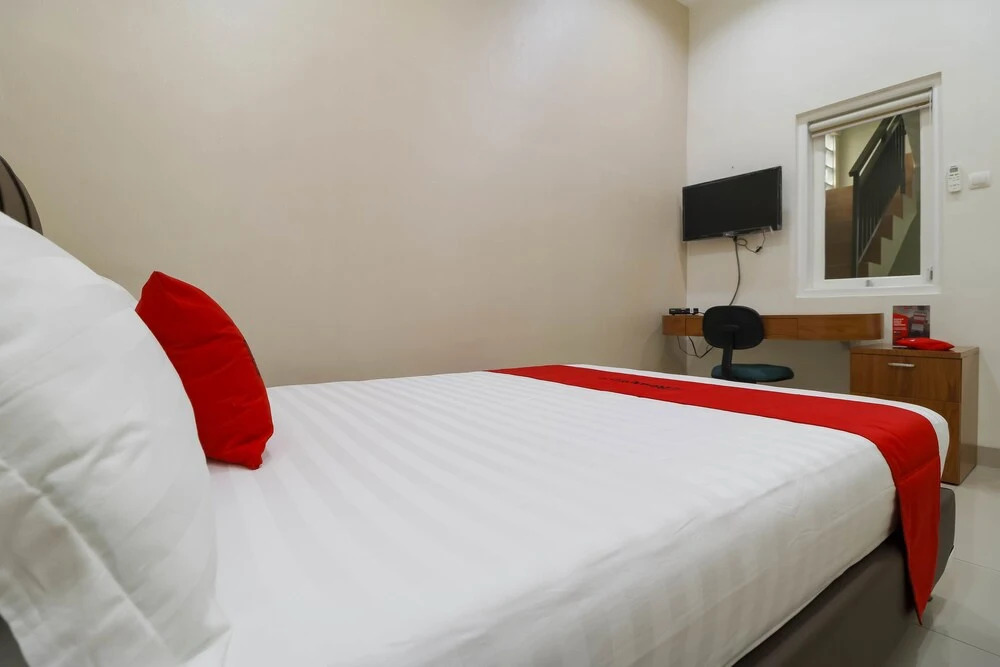 RedDoorz Plus near Dharmawangsa