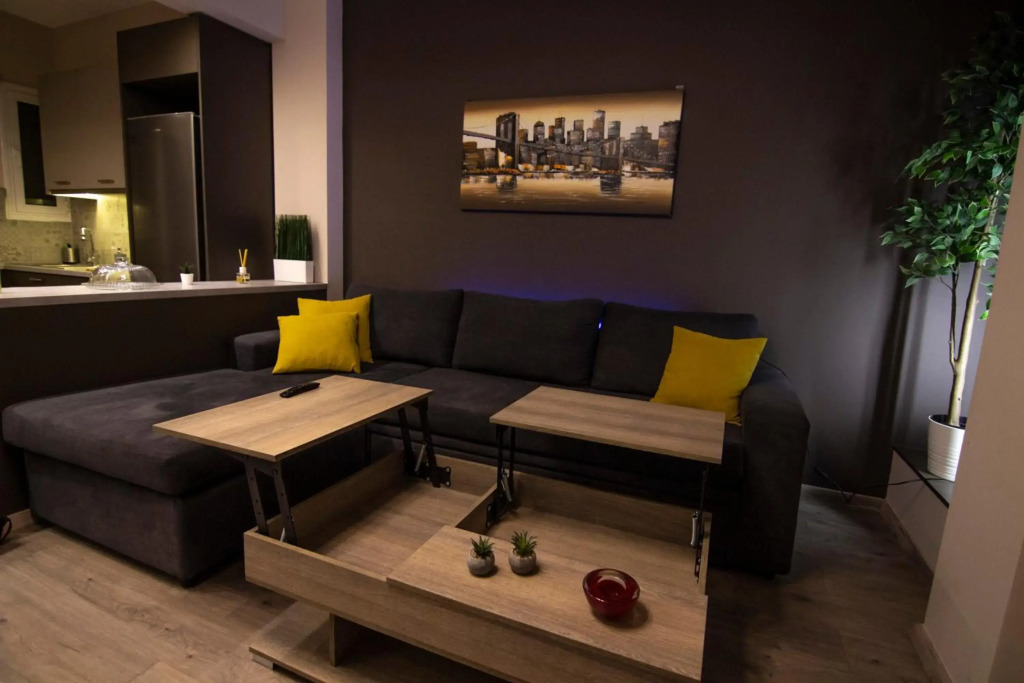 Luxury apartment 10’ from the center!