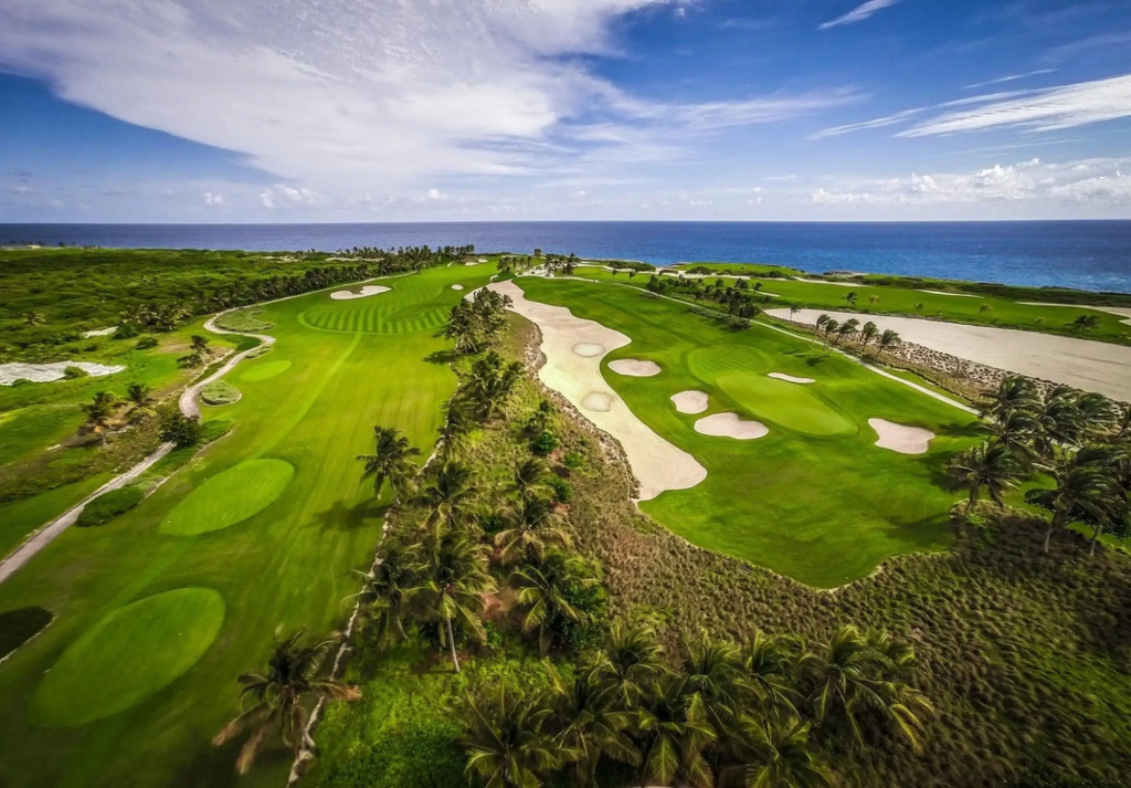 One-of-a-kind Villa With Open Spaces and Amazing Views in Luxury Beach Resort
