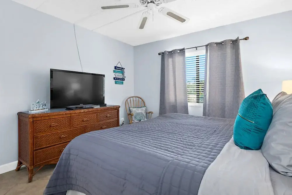 Spacious 2BR Resort Condo Beach, Hot Tubs & Family-friendly Fun