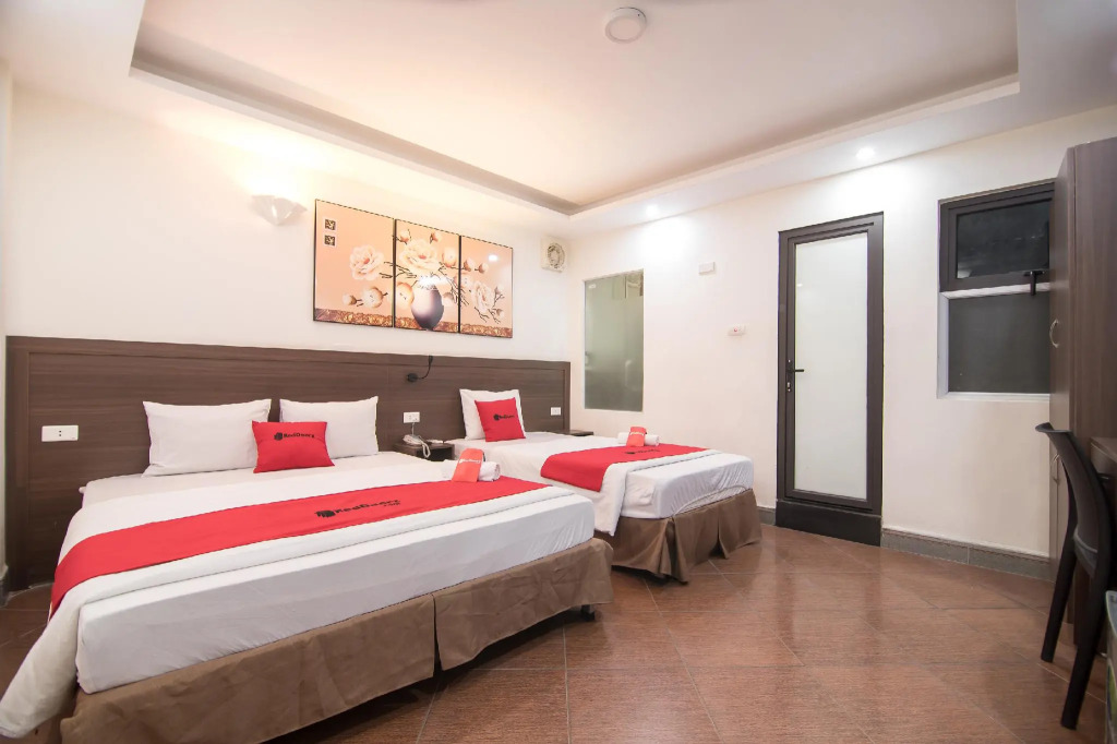 RedDoorz near Le Van Luong Street