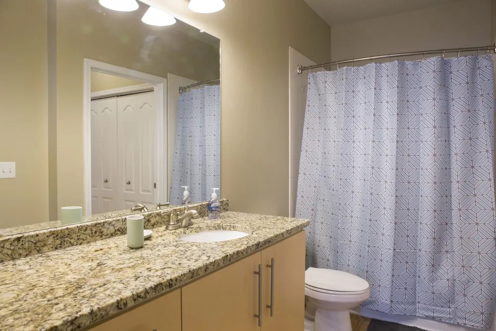 Southend 1 BR Apt with Parking by Frontdesk