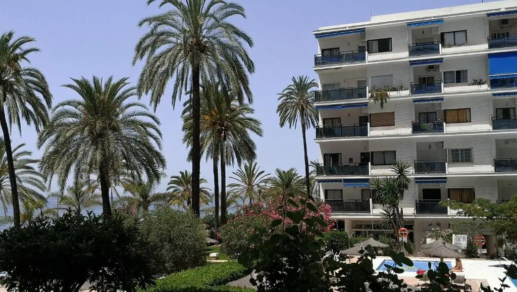 Skol 1A by Completely Marbella