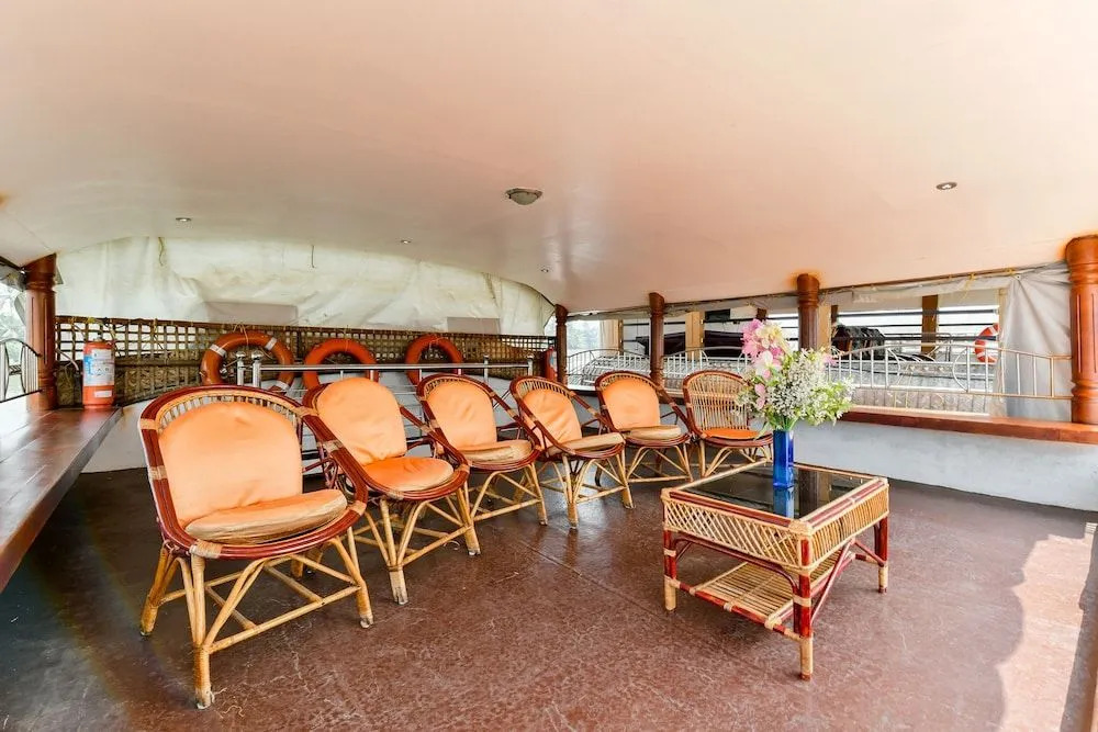 OYO 23047 Rkv Golden Petal Houseboat 3 Bhk