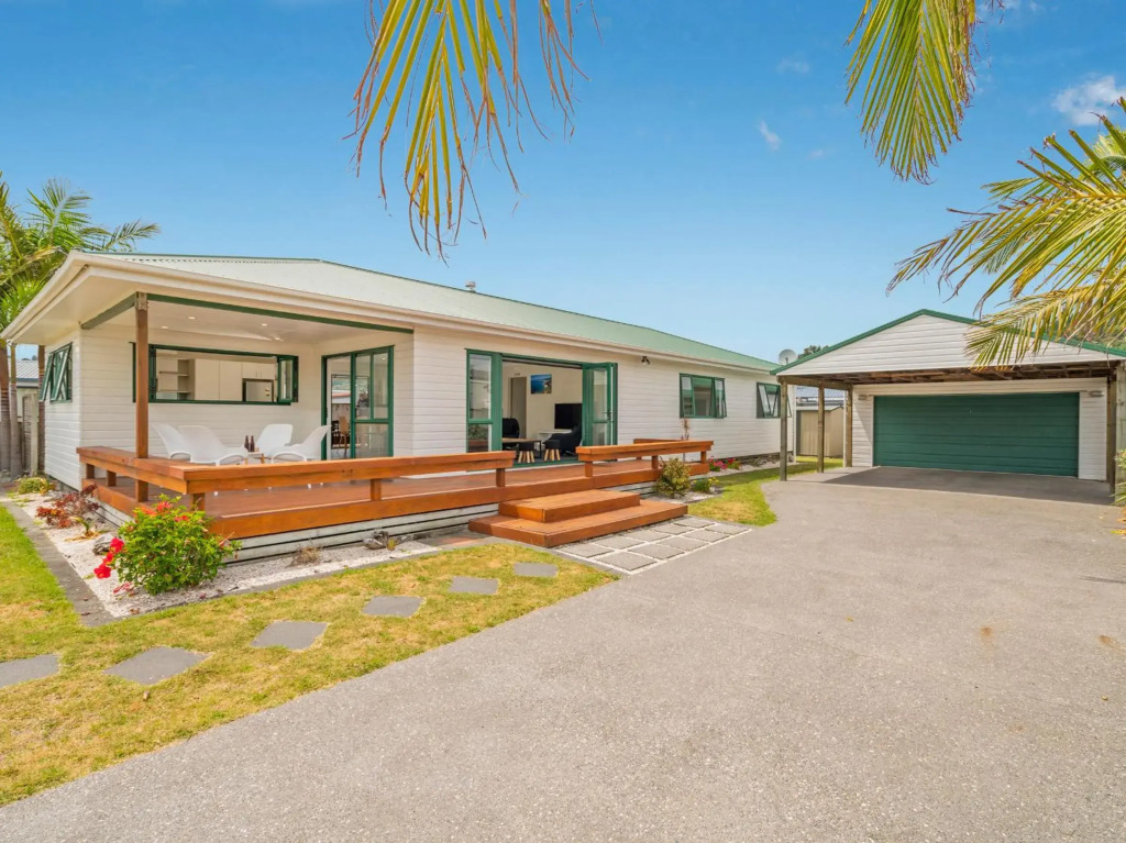 The Sunny Bach - Cooks Beach Holiday Home