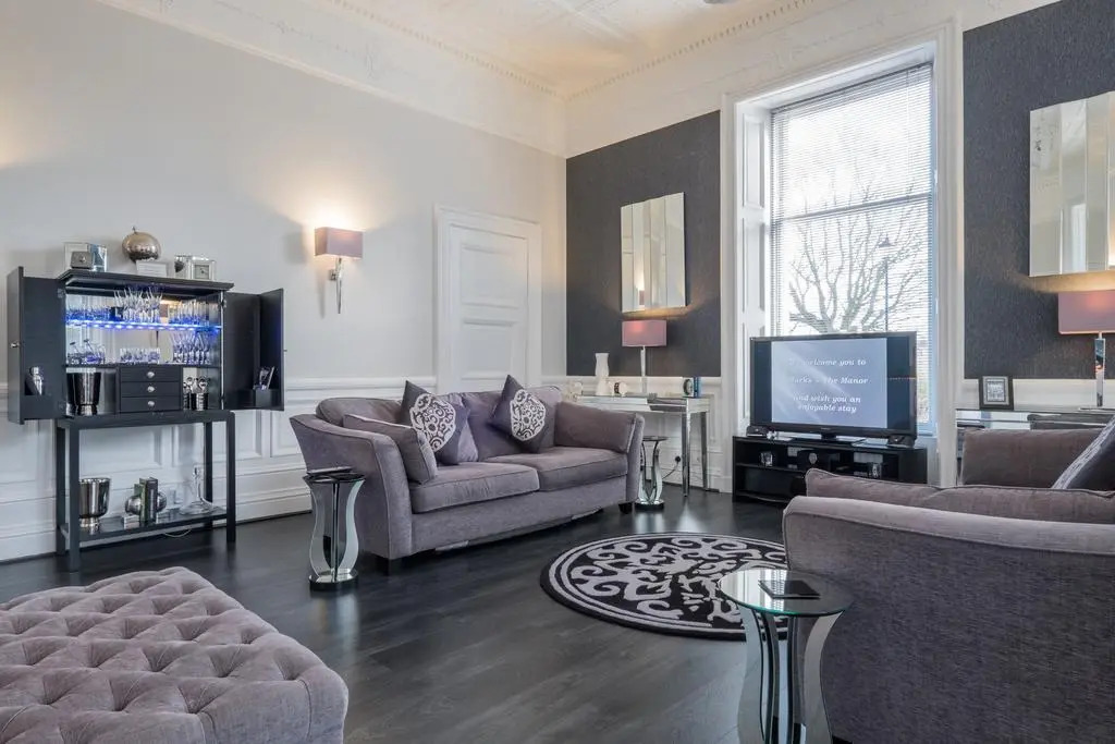 Marks At The Manor Luxury Riverside Apartments - Sleeps up to 4, with Parking and Sky TV