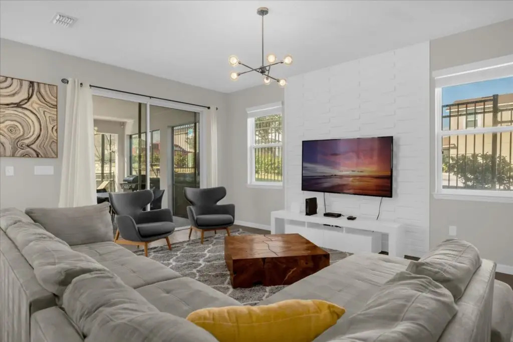 6 Bedrooms 45 Bathrooms Solara 1824 Sp