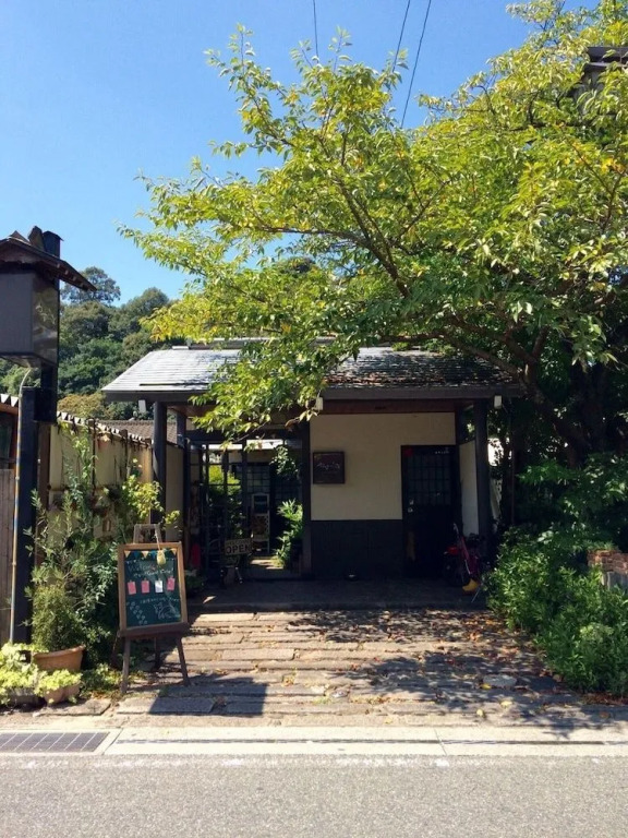Yasuragi Guest House & Bar