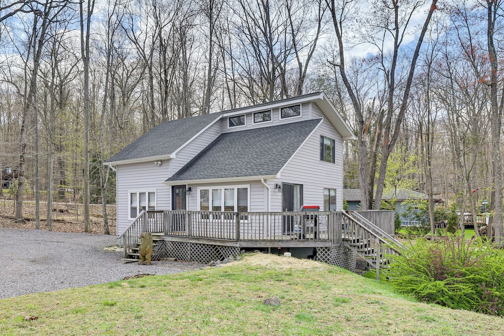 Pocono Lake Home w/ Fire Pit: Walk to Ski Hill!
