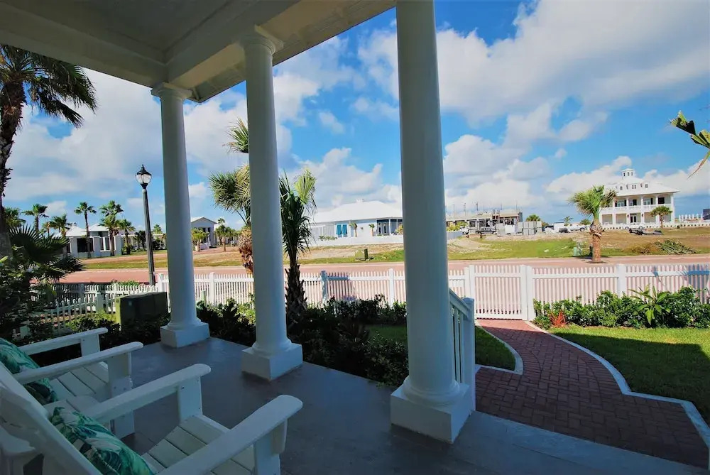 Seaglass Cottage - Private Home At The Shores 3 Bedroom Home by RedAwning