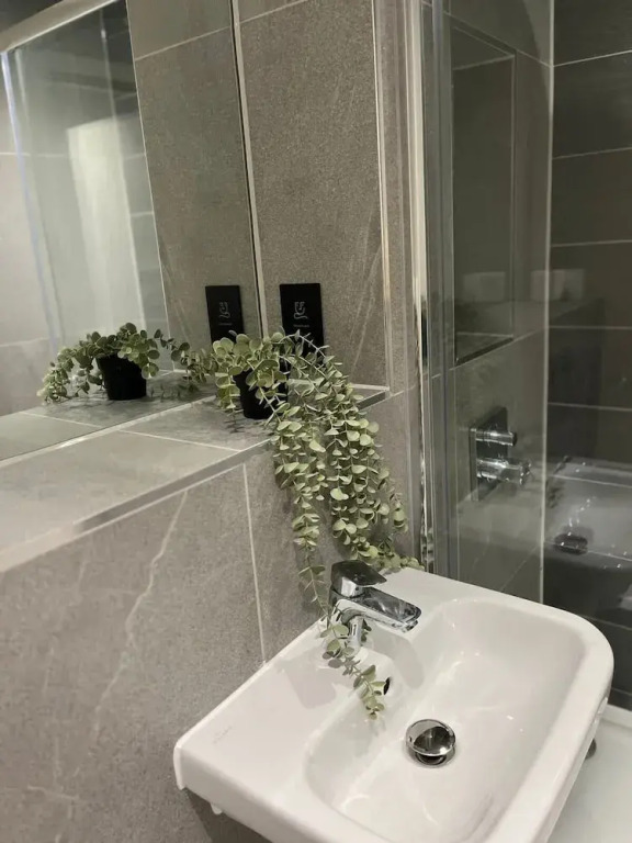 Joyful - 2 Ensuite Flat in M15