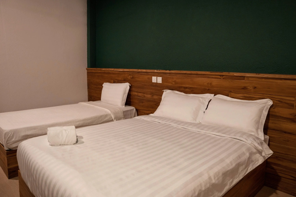 Room V @ Jalan Sultanah Near Bus Stop Batu Pahat