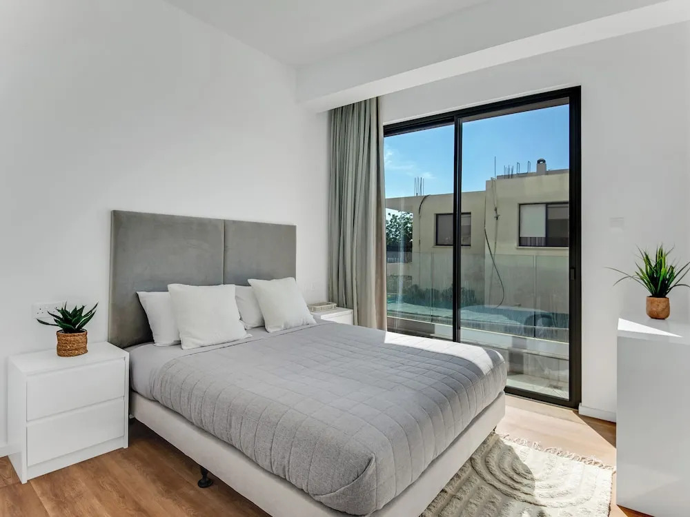 Sanders Olive - Chic 3-bdr Apt With Shared Pool